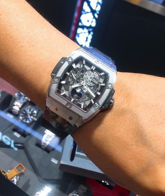 The durable replica Hublot Spirit Of Big Bang 647.NX.1137.RX watches are designed for men.