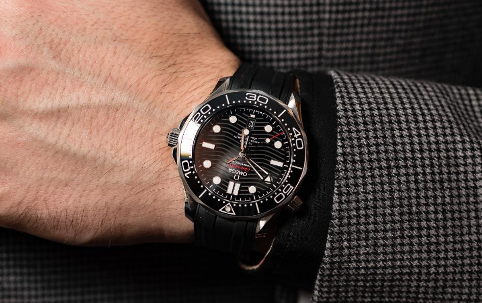 The water resistant fake Omega Seamaster 300M 210.32.42.20.01.001 watches are designed for divers.