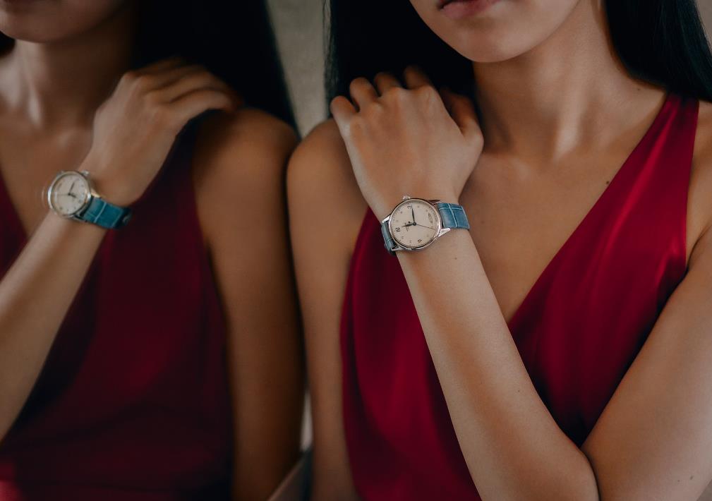 The female copy watches are made from stainless steel.