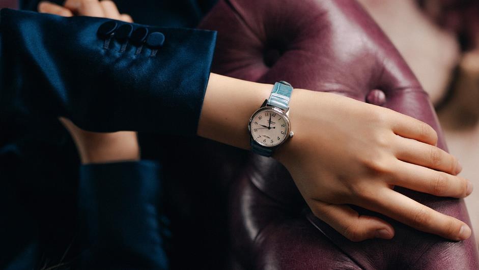 The white dials fake watches have blue leather straps.