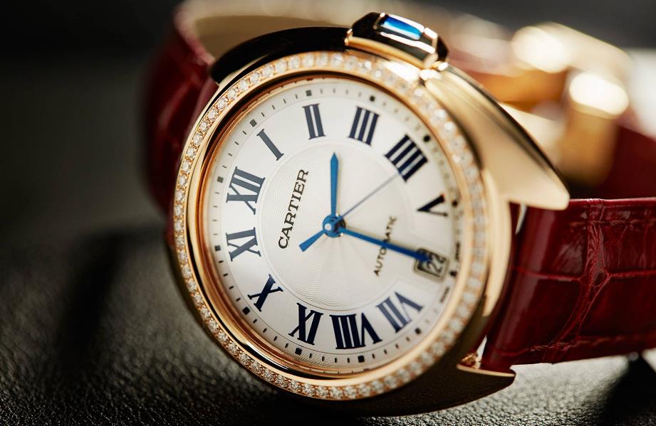 The 18k rose gold fake watches are decorated with diamonds.